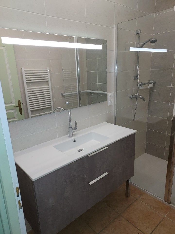 Large évier d'une salle de bains