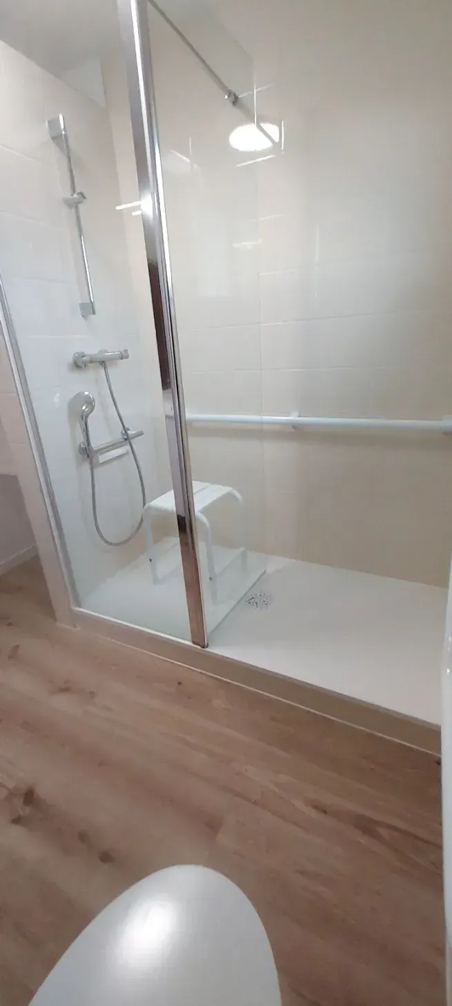 Douche avec rambarde pour les PMR