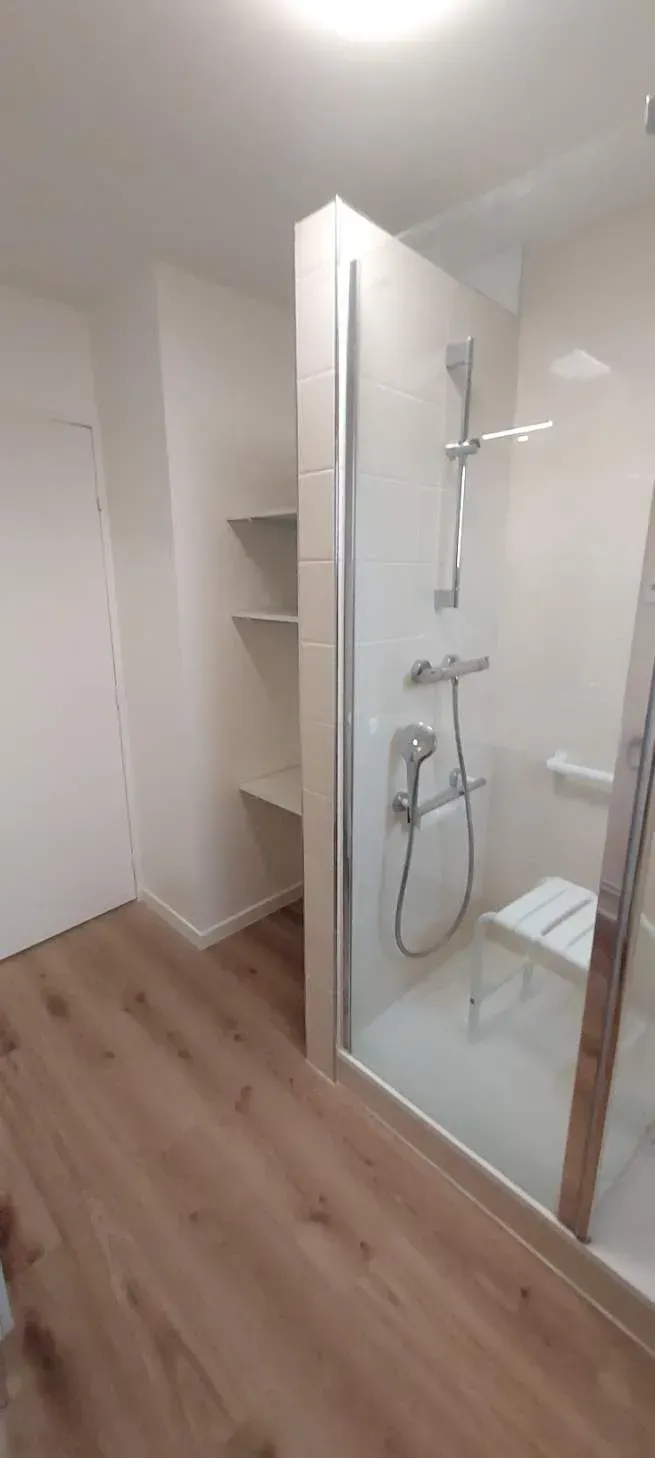 Cabine de douche pour les PMR