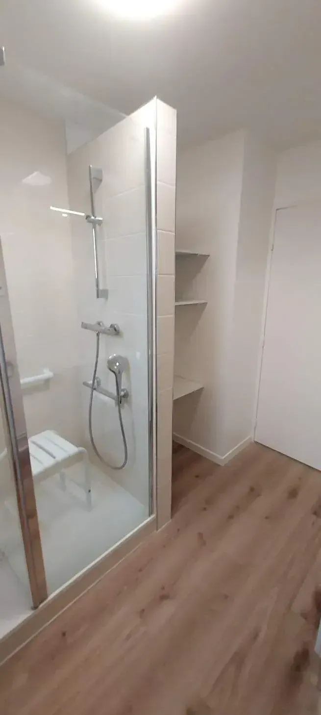 Douche avec siège et rambarde pour les PMR
