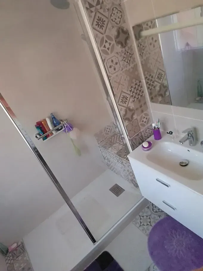 Salle de bains avec carrelage mural