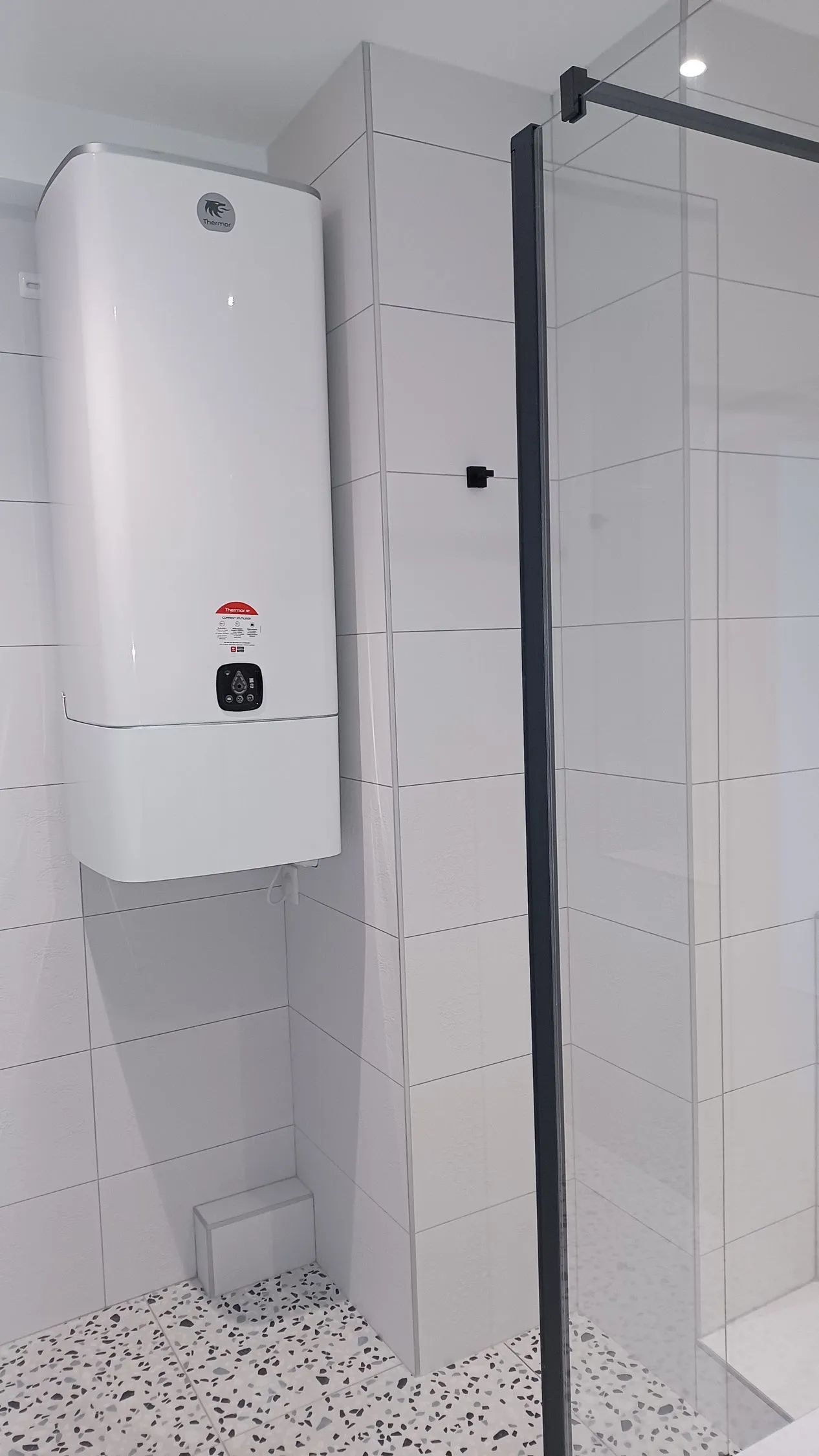 Petit chauffe-eau dans une salle de bains