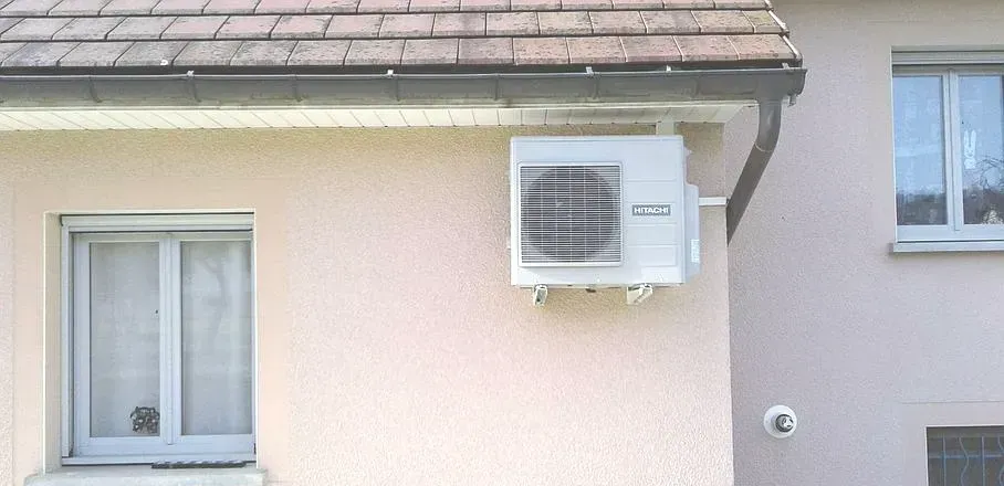 Sortie d'une pompe à chaleur en hauteur à un mur