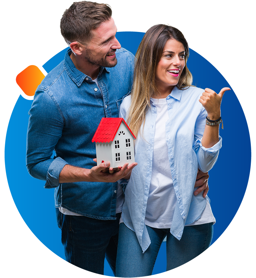 Un homme et une femme tiennent un miniature d'une maison