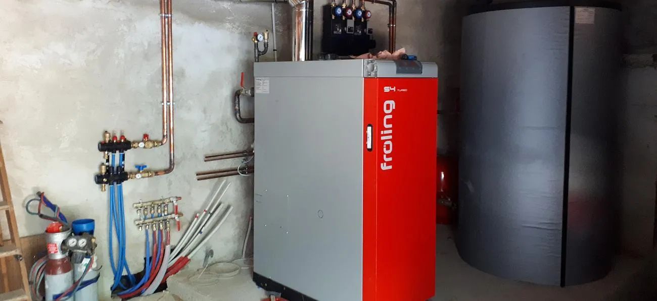 Grande chaudière à gaz rouge et grise