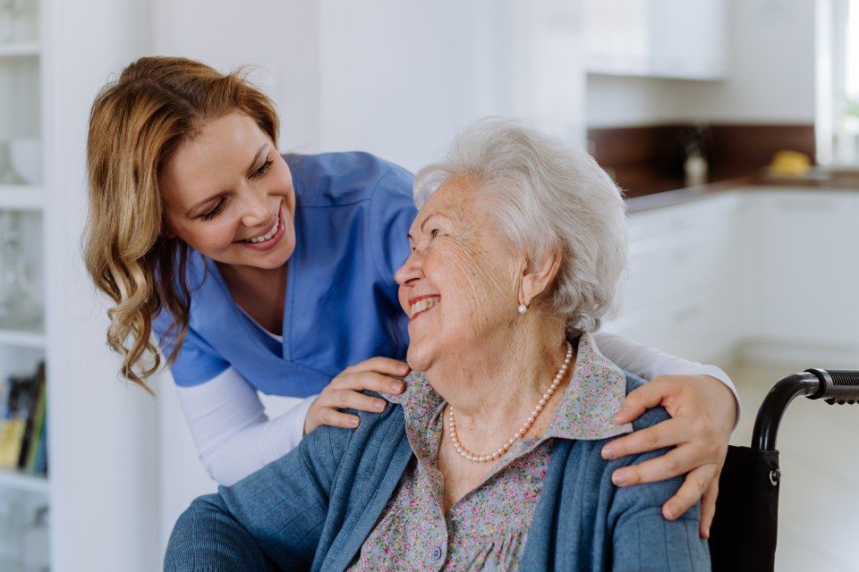 Pflegerin und Seniorin