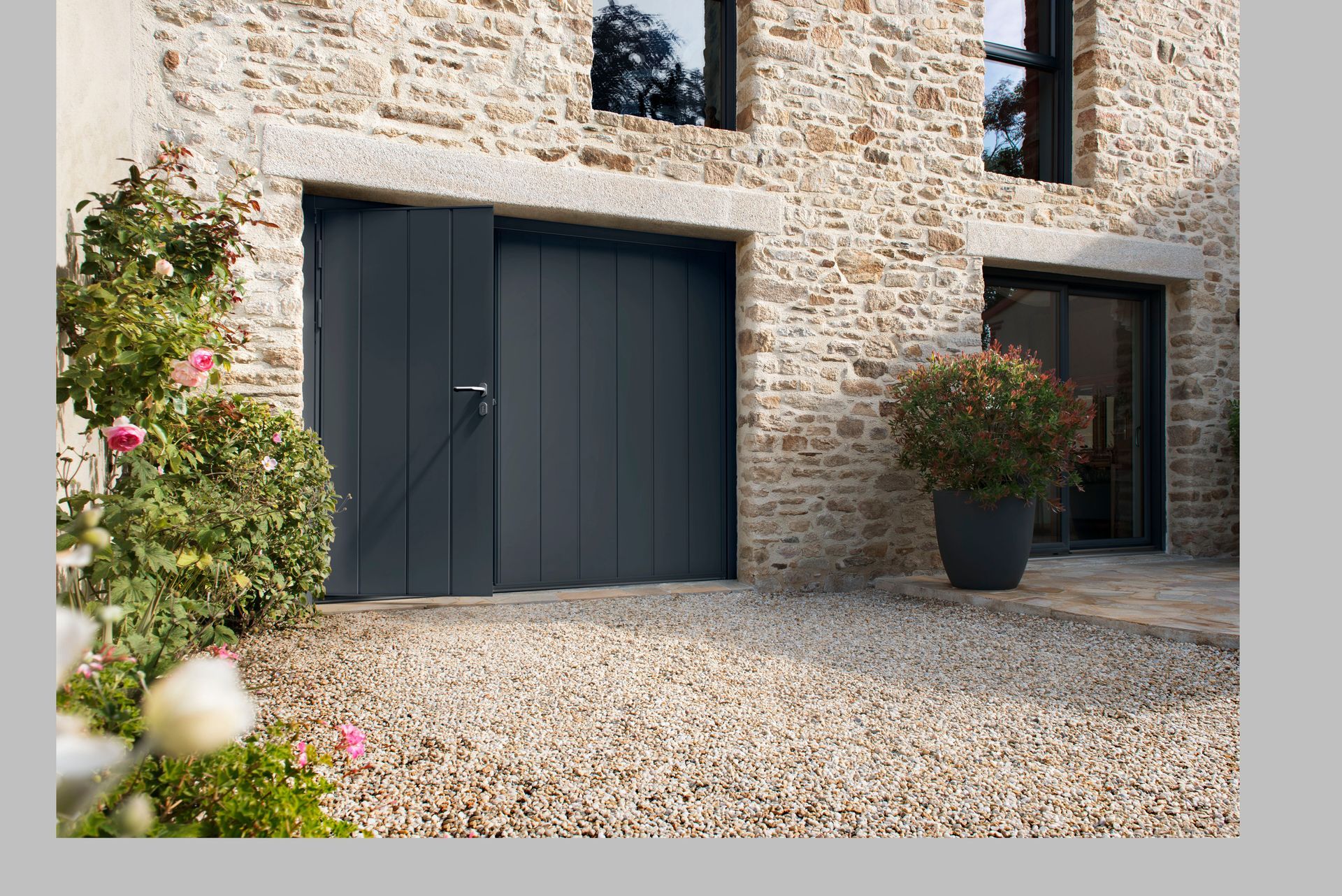 Une porte de garage noire.
