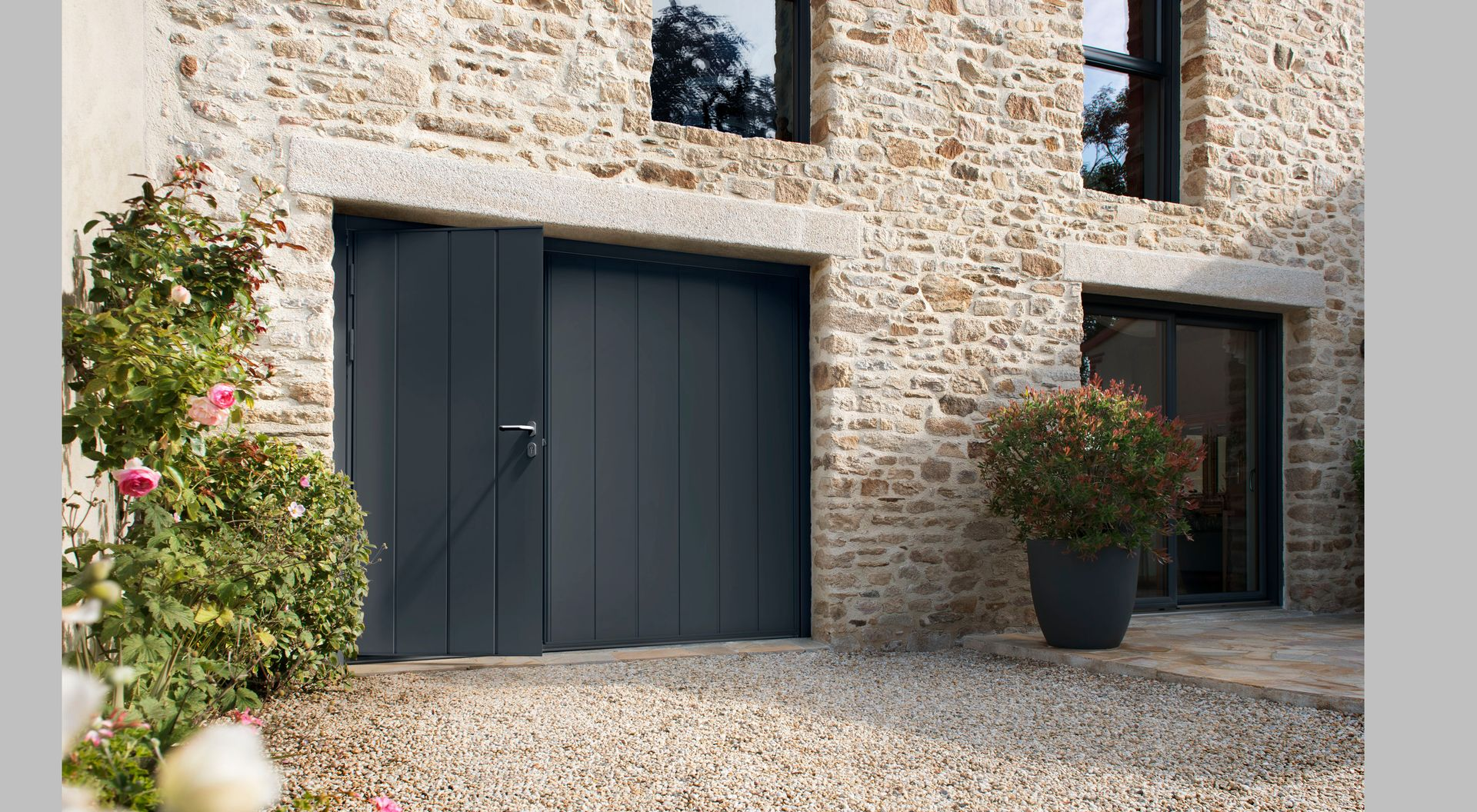 Une porte de garage blanche.