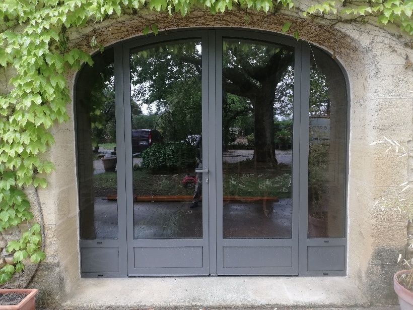 Une porte-fenêtre en aluminium.