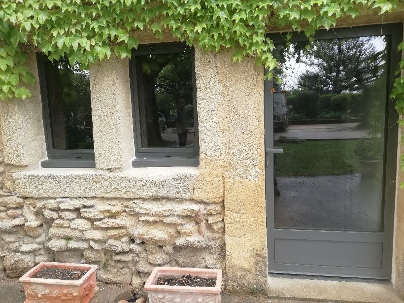 Une porte grise