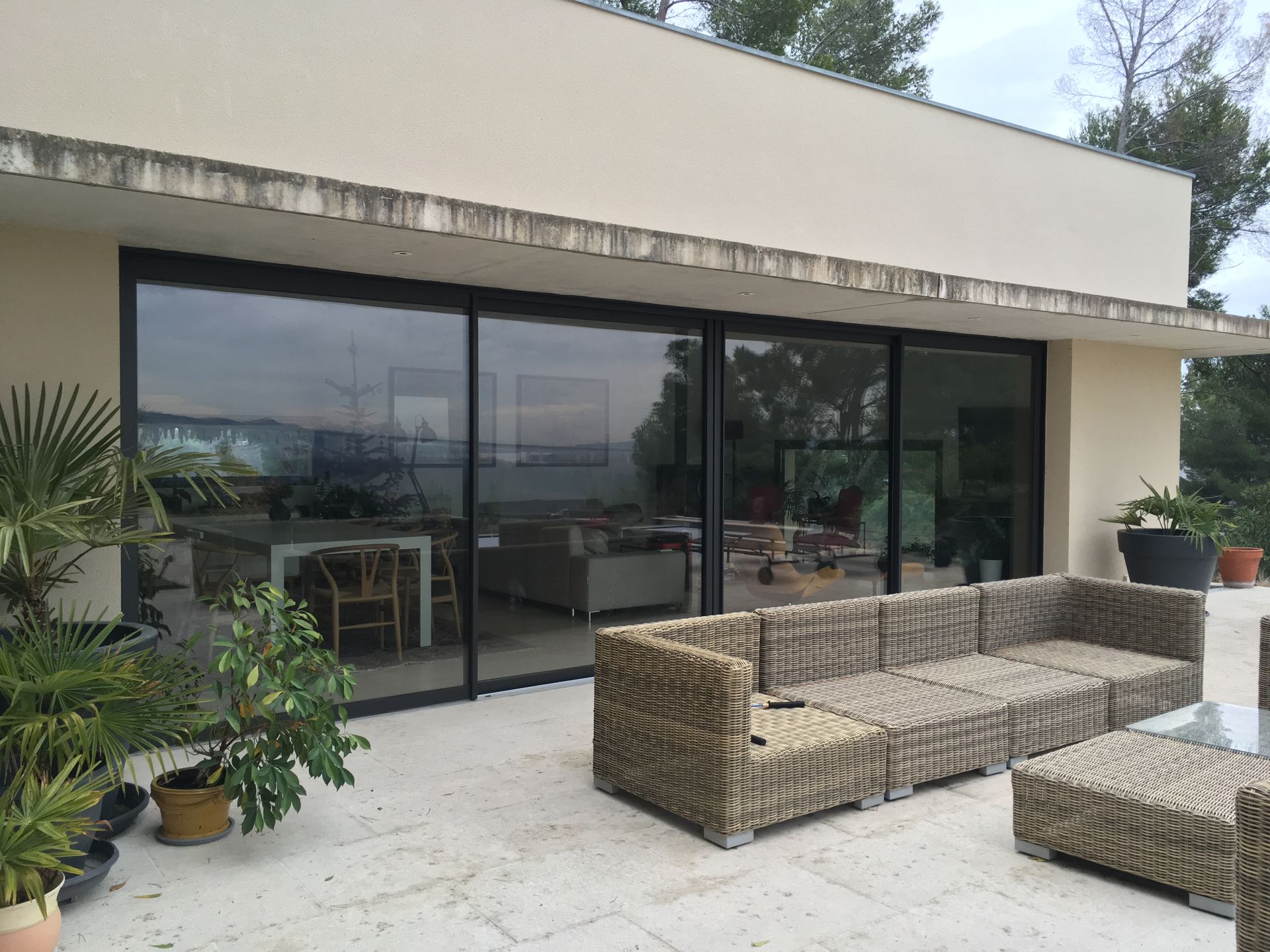 Une baie vitrée et une terrasse.