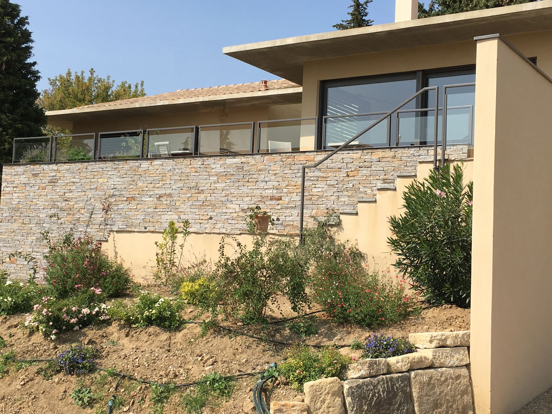 Une villa avec un escalier.