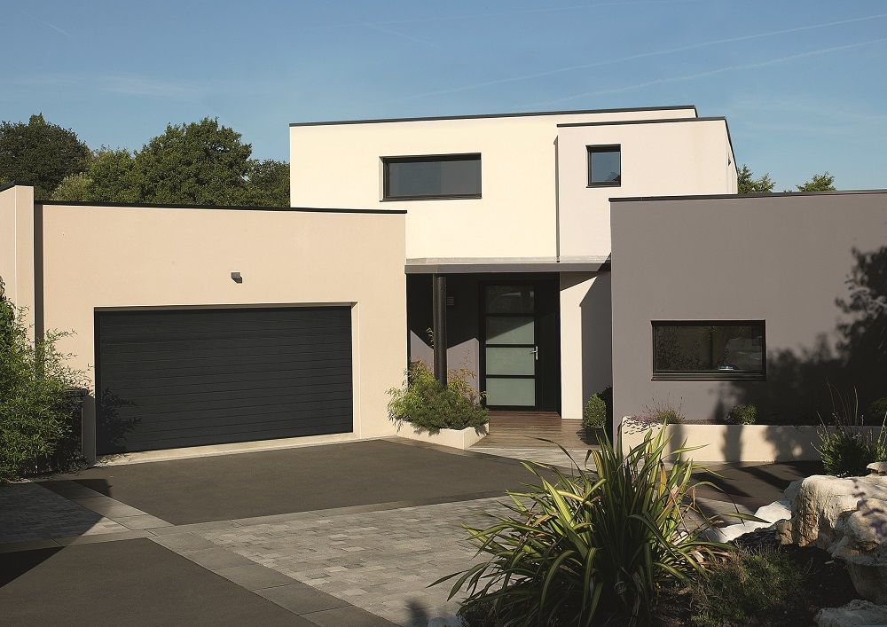 Une porte de garage sectionnelle.