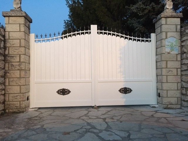 Un portail blanc.