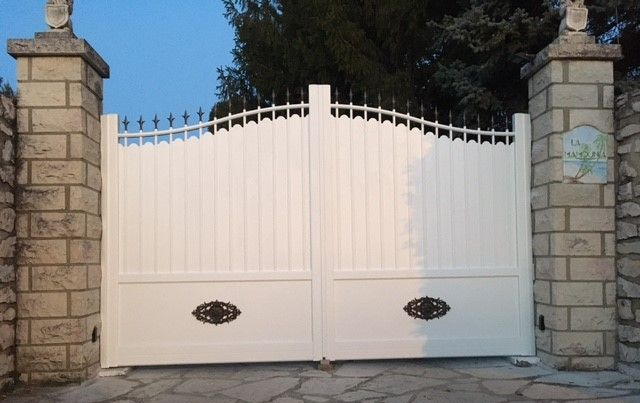 Un portail blanc.