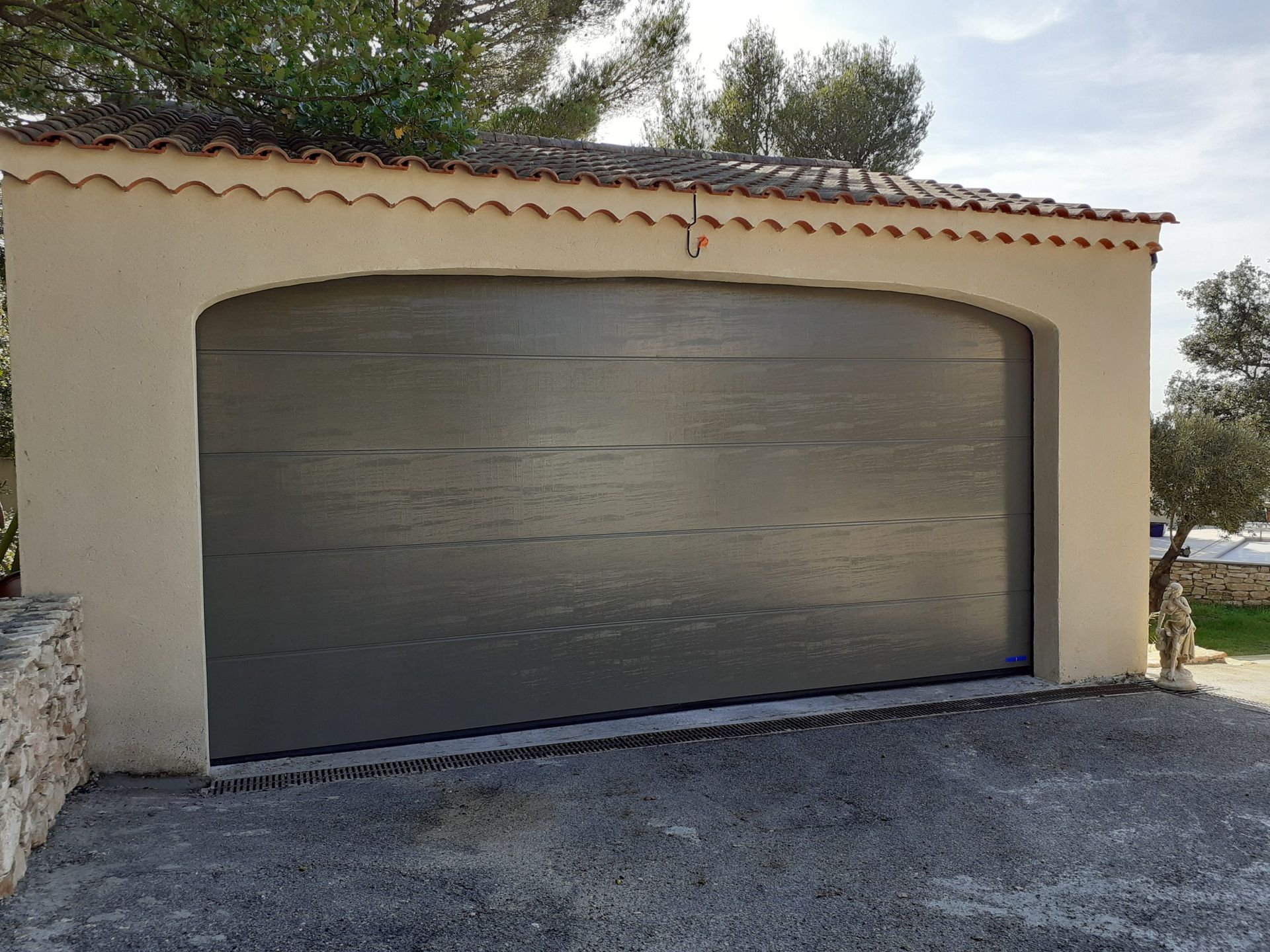 Une porte de garage noire.