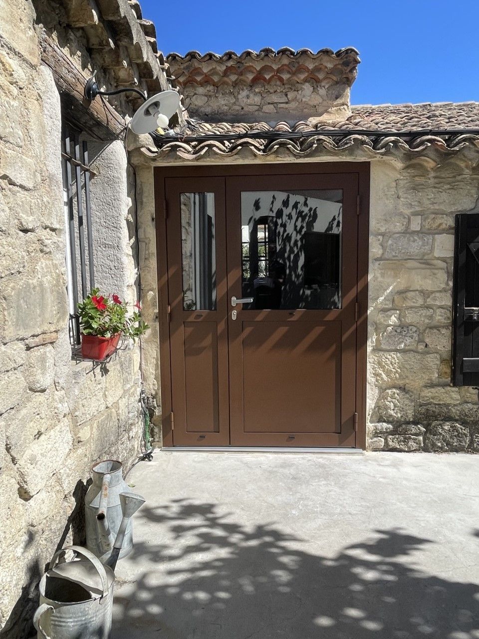 Une porte marron.