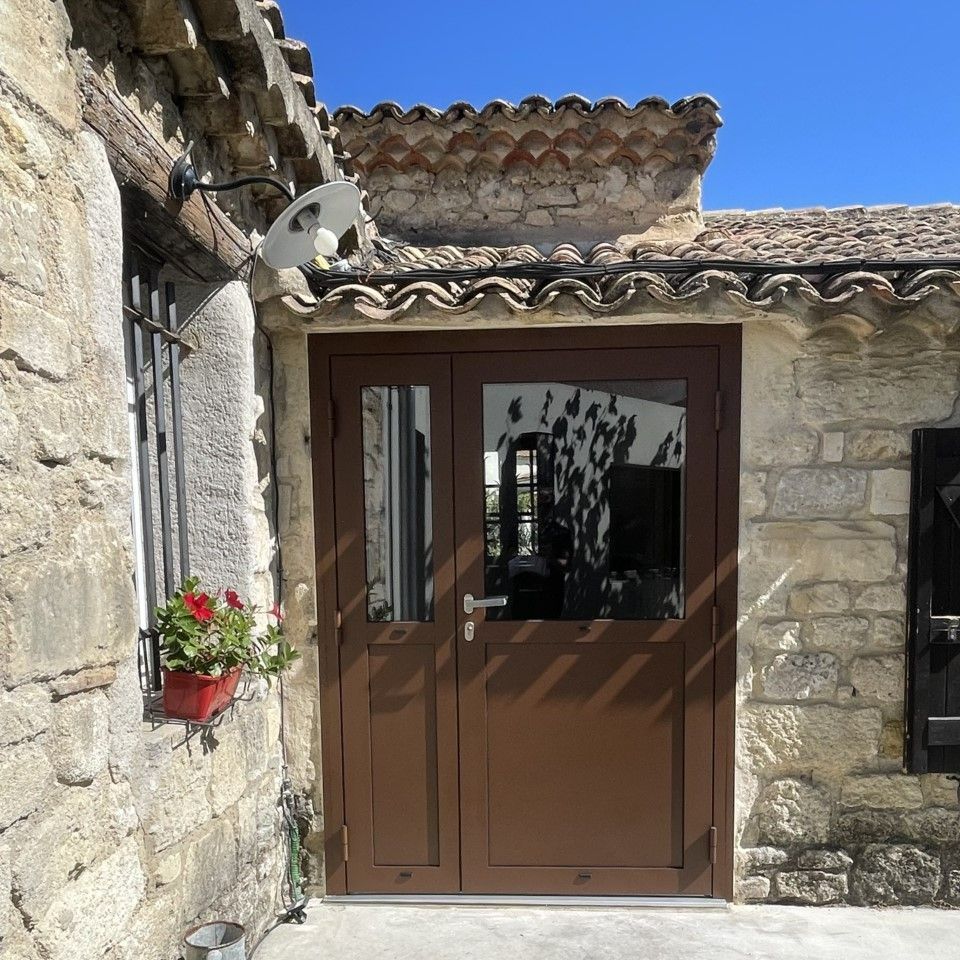 Une porte en bois.