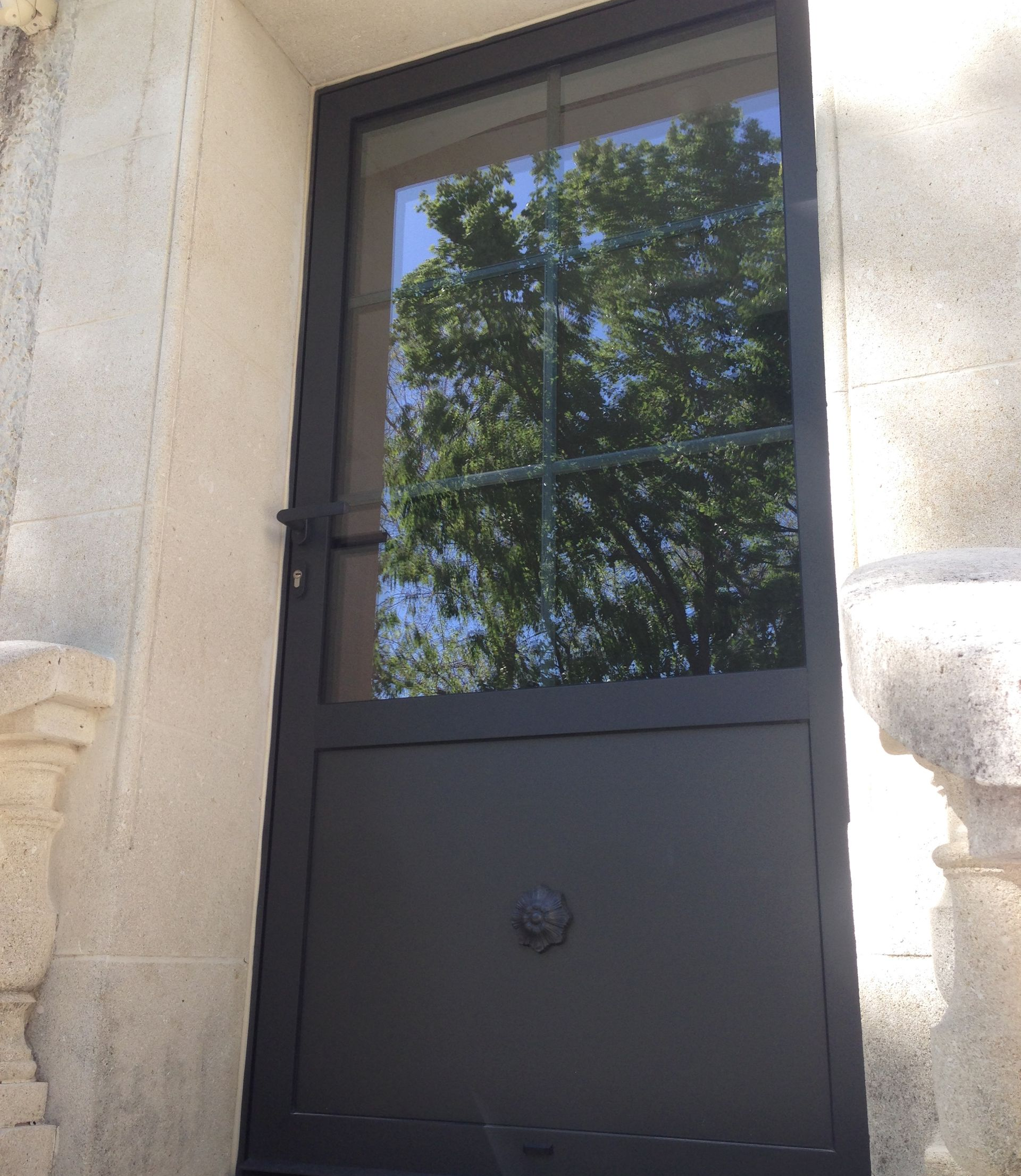 Une porte d'entrée et un auvent.