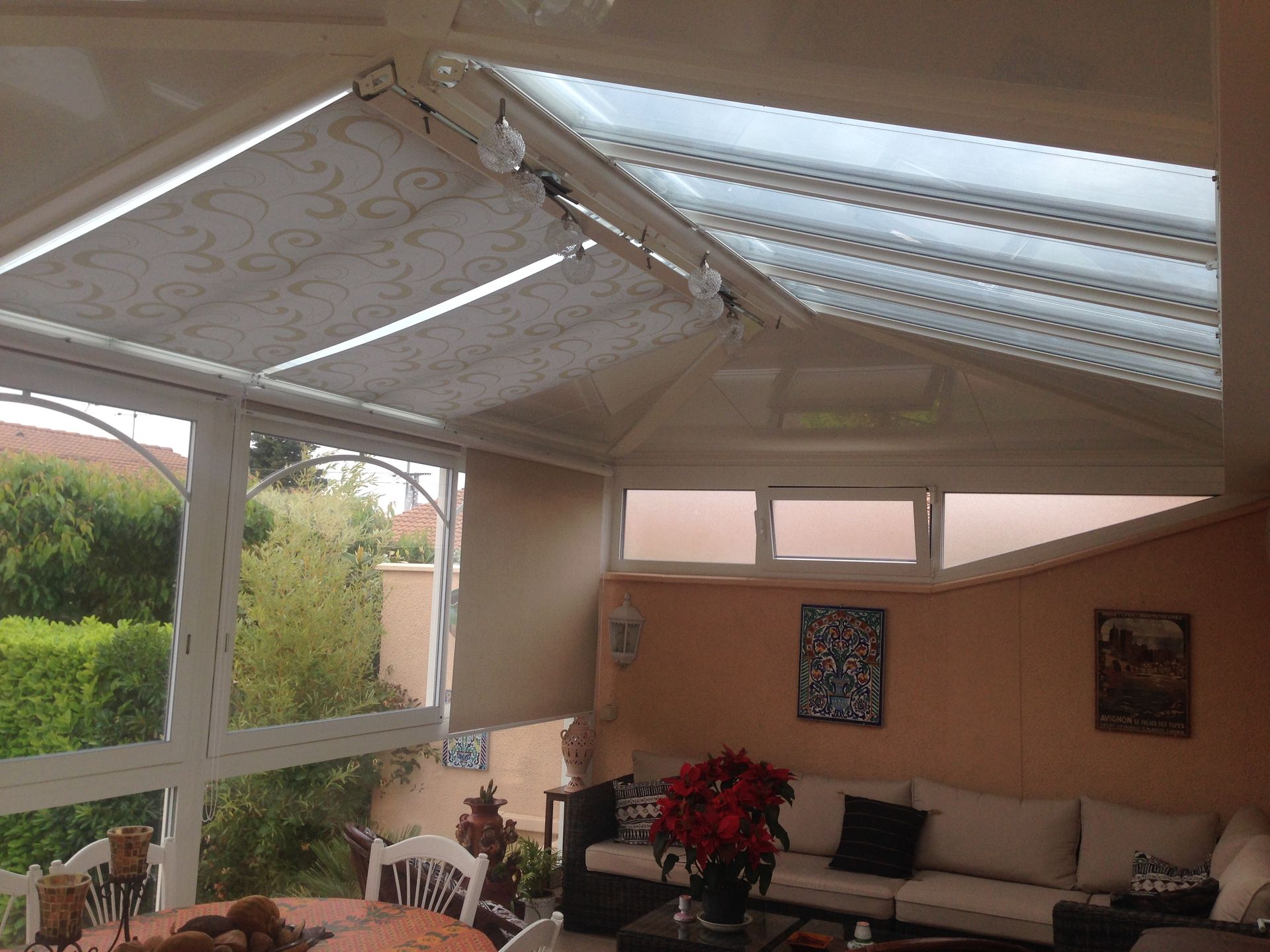 Des stores intérieurs.