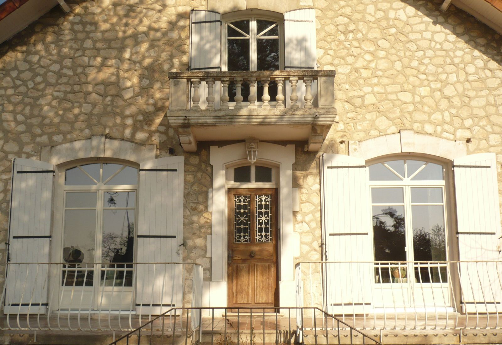 Des volets battants.