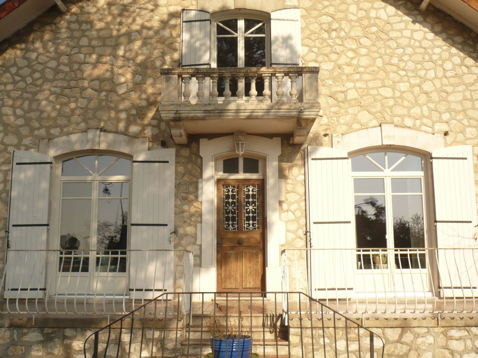 Des volets battans blancs.