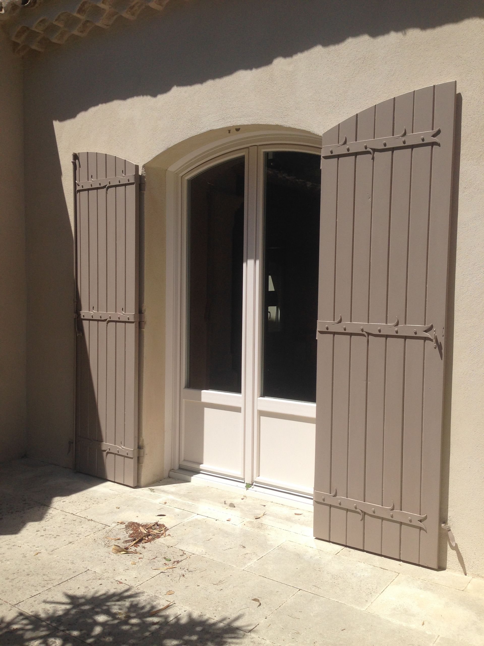 Des volets battants marrons.