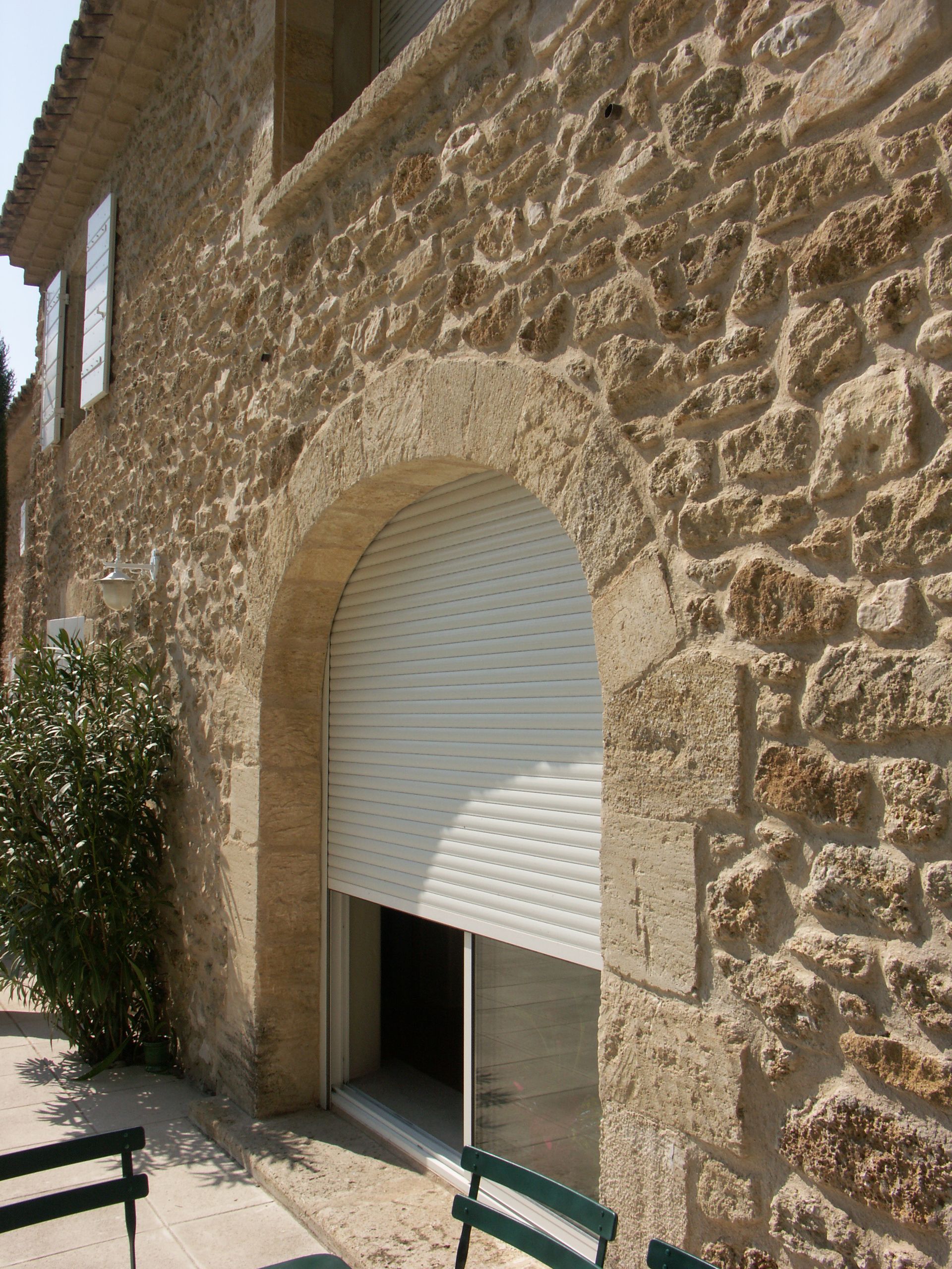 Un volet roulant blanc.