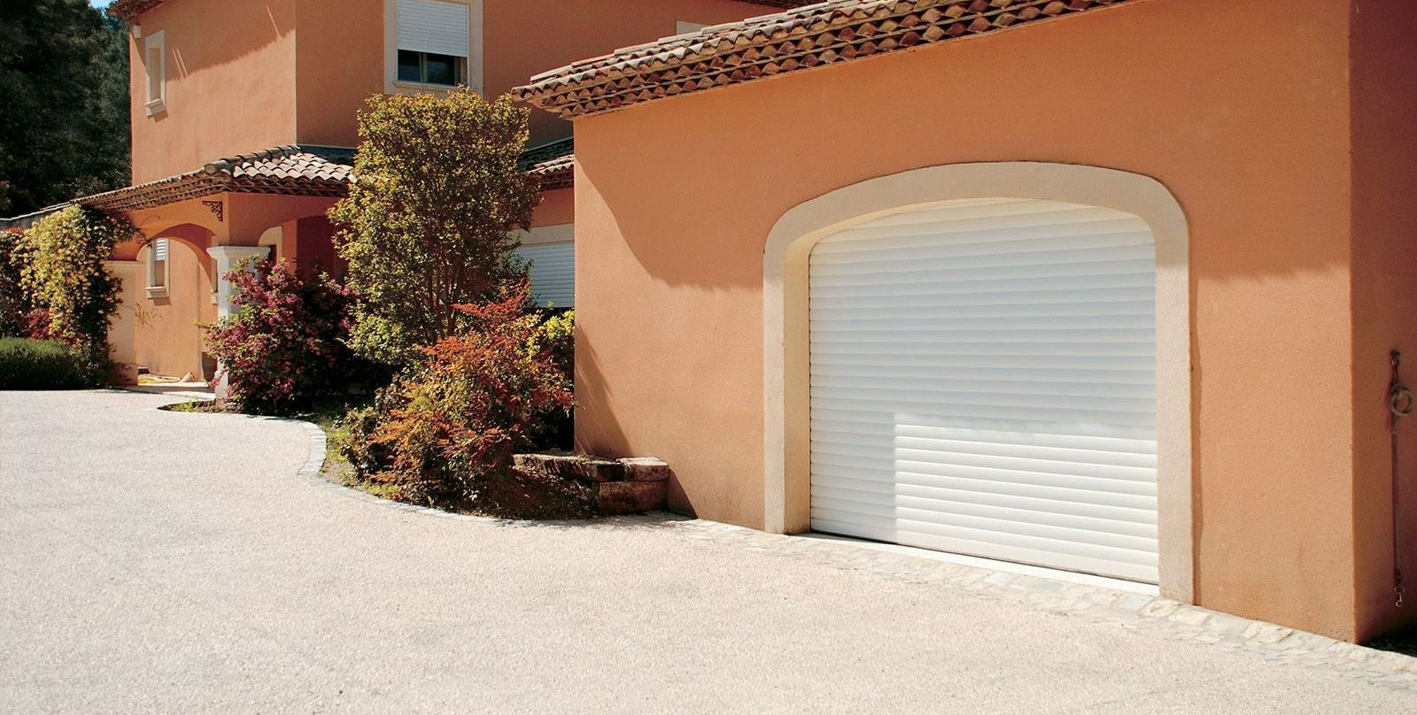 Une porte de garage blanche.