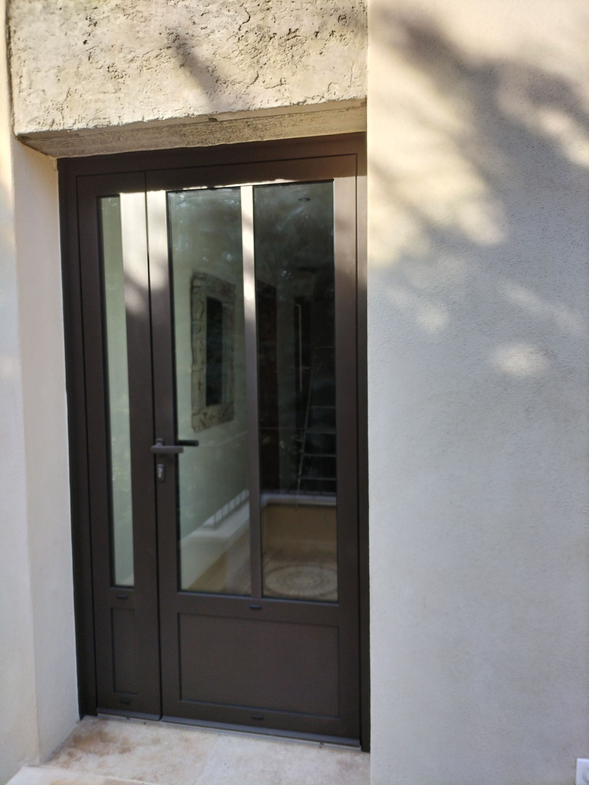 Une porte d'entrée noire.