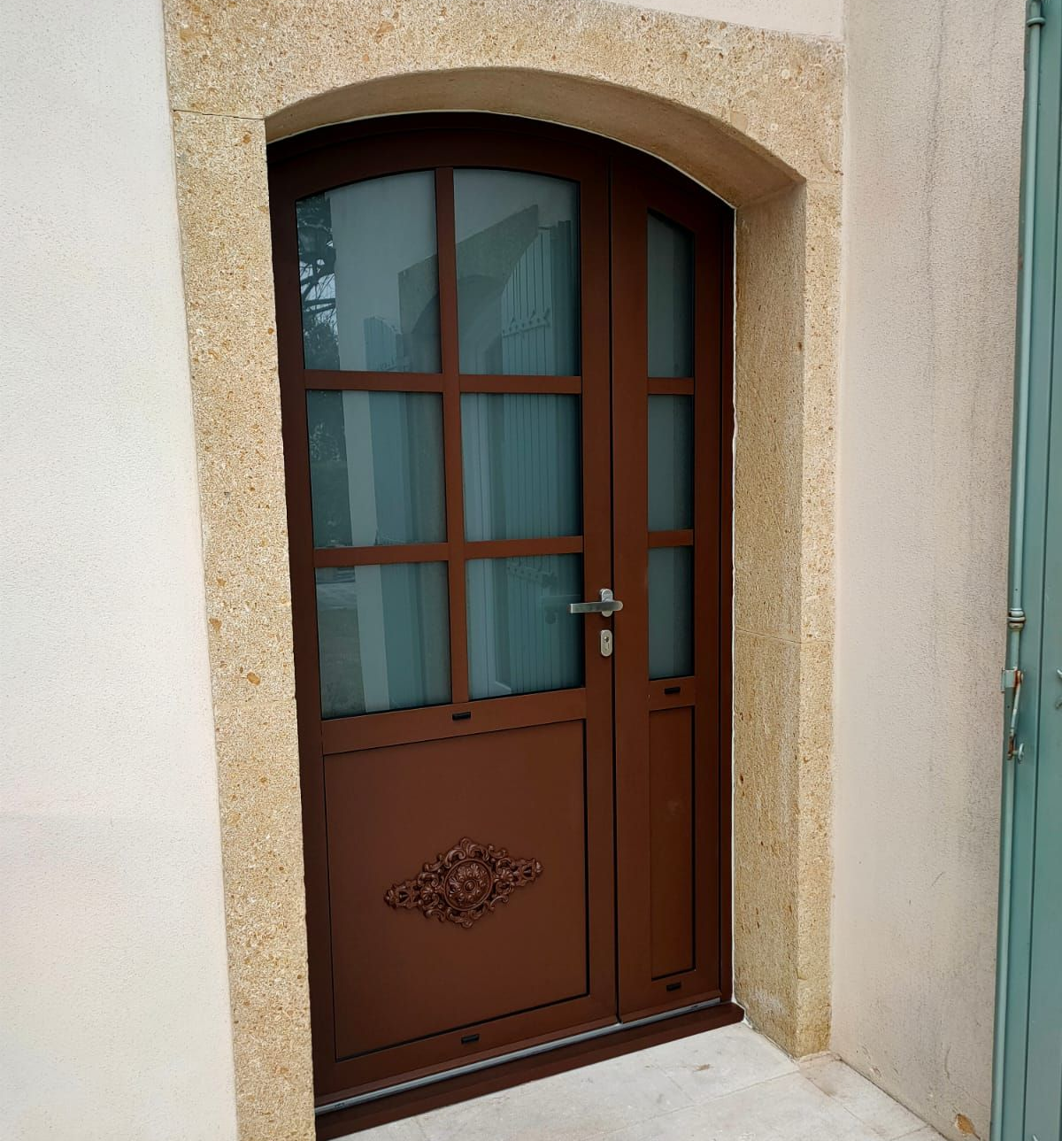 Une porte d'entrée marron.