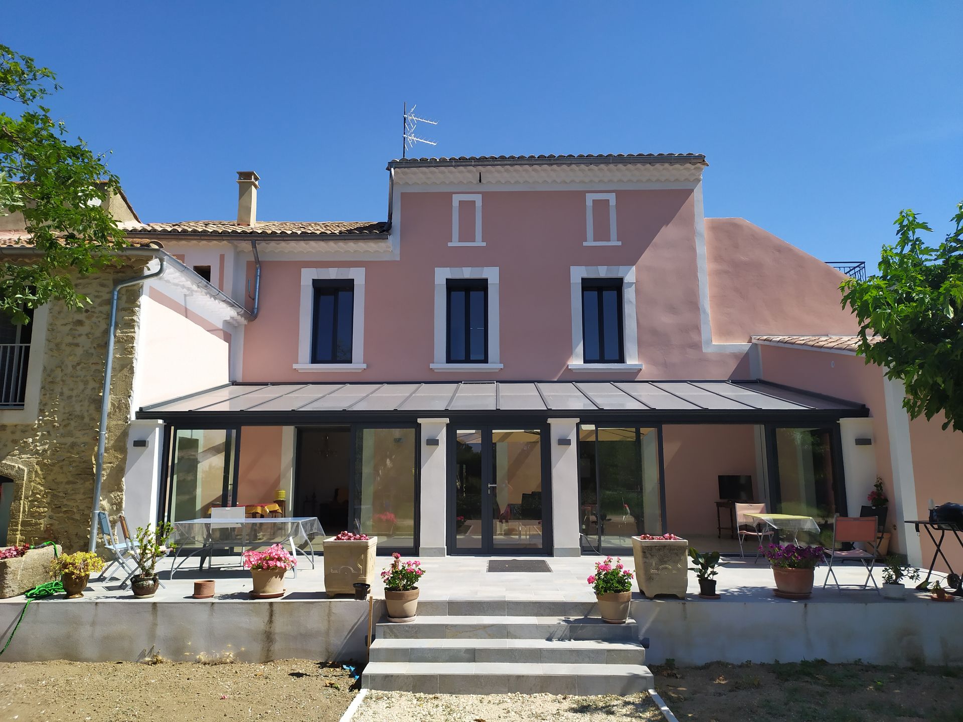 Une villa avec une véranda.