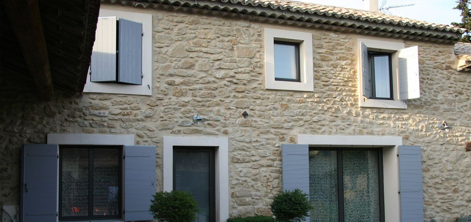 Des volets provençaux.