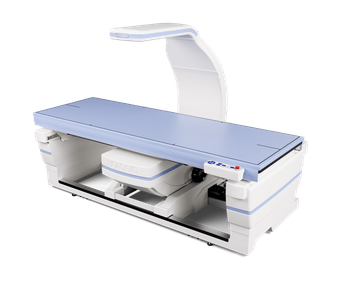 Ein Mann steht neben einem Patienten, der auf einem Bett vor einem MRT-Gerät liegt.