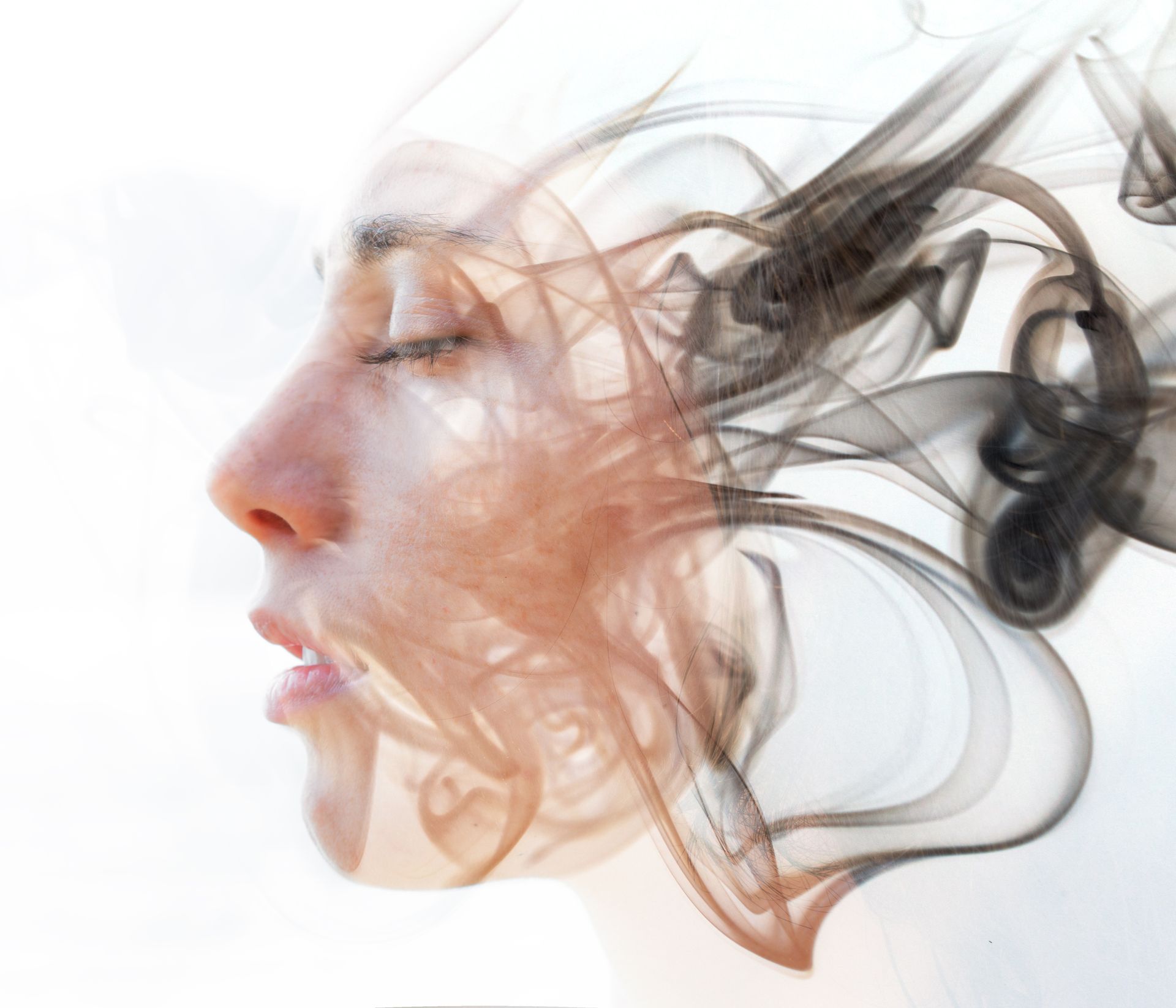 Visage de profil d'une femme qui part en fumée