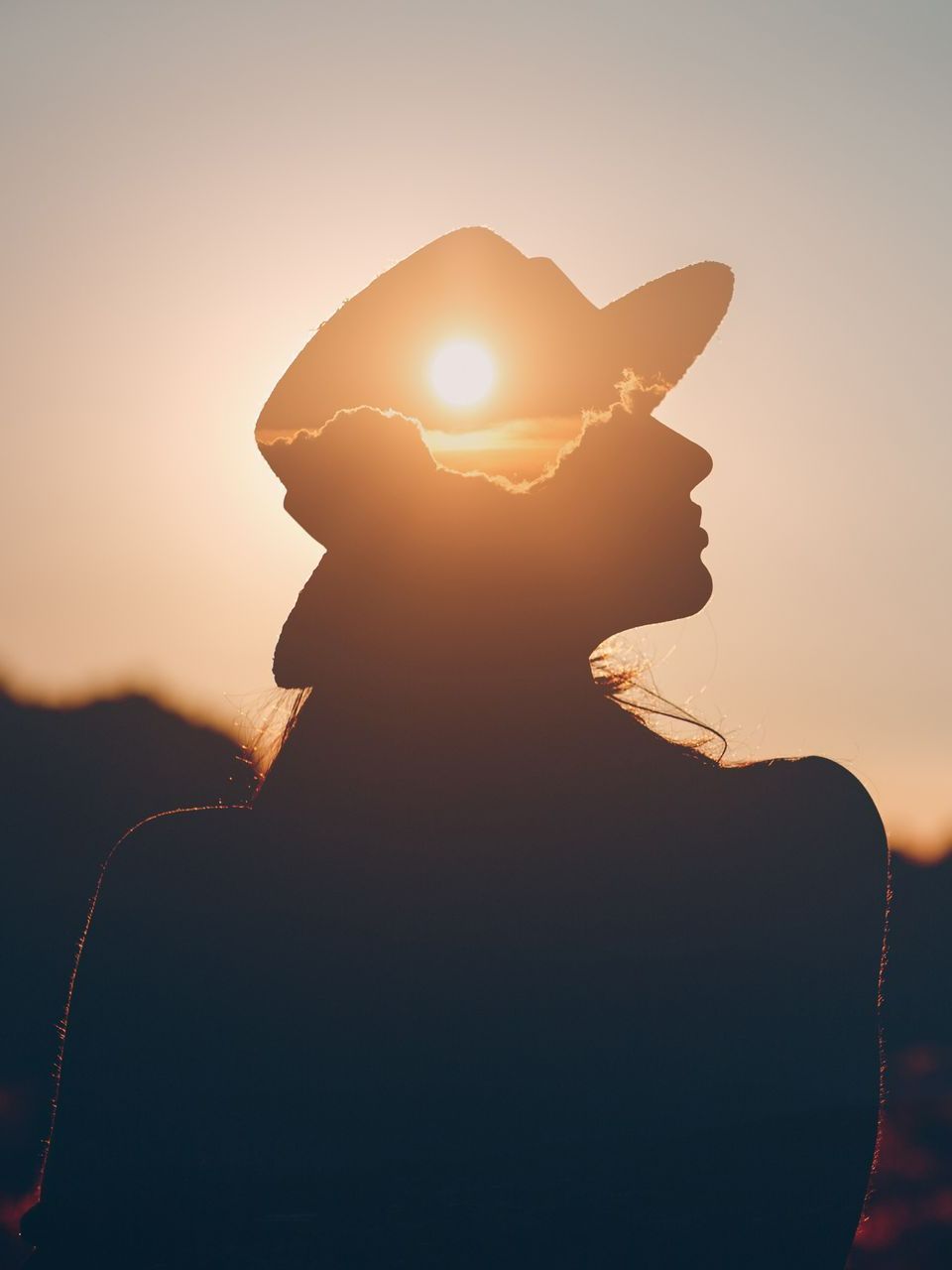 Femme avec un chapeau, un soleil dans sa tête