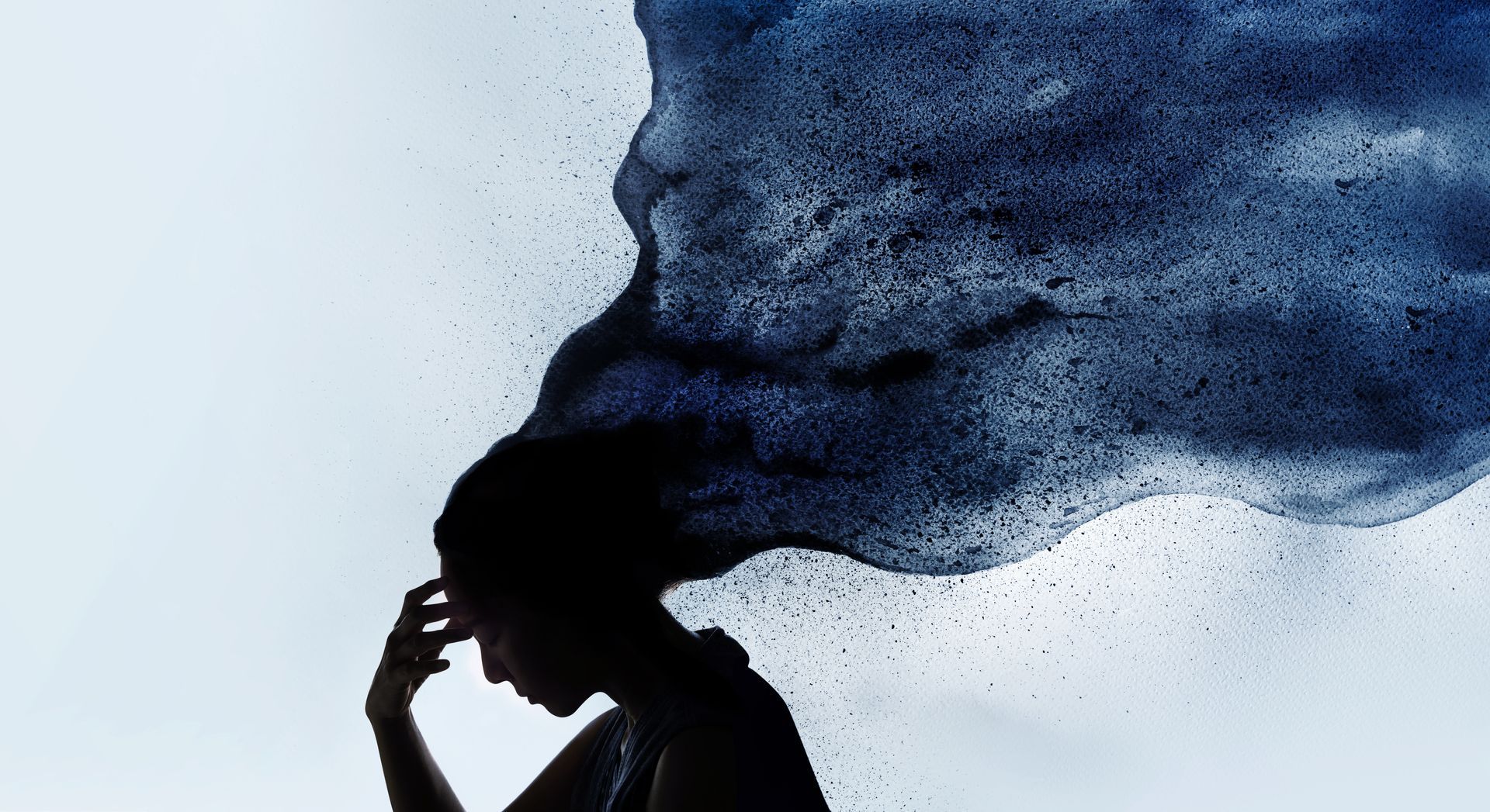 Silhouette de femme aux longs cheveux à l'encre