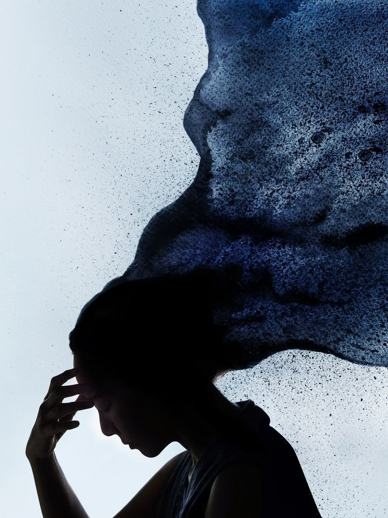 Silhouette de femme qui se tient la tête, ses longs cheveux s'envolent