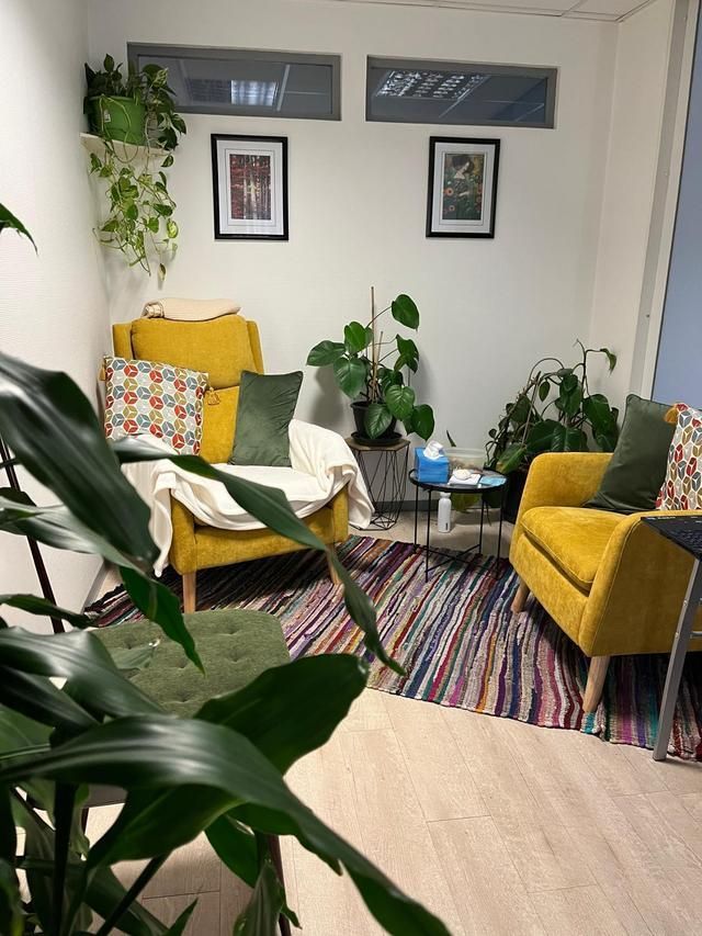 Deux fauteuils jaunes et des plantes dans le cabinet