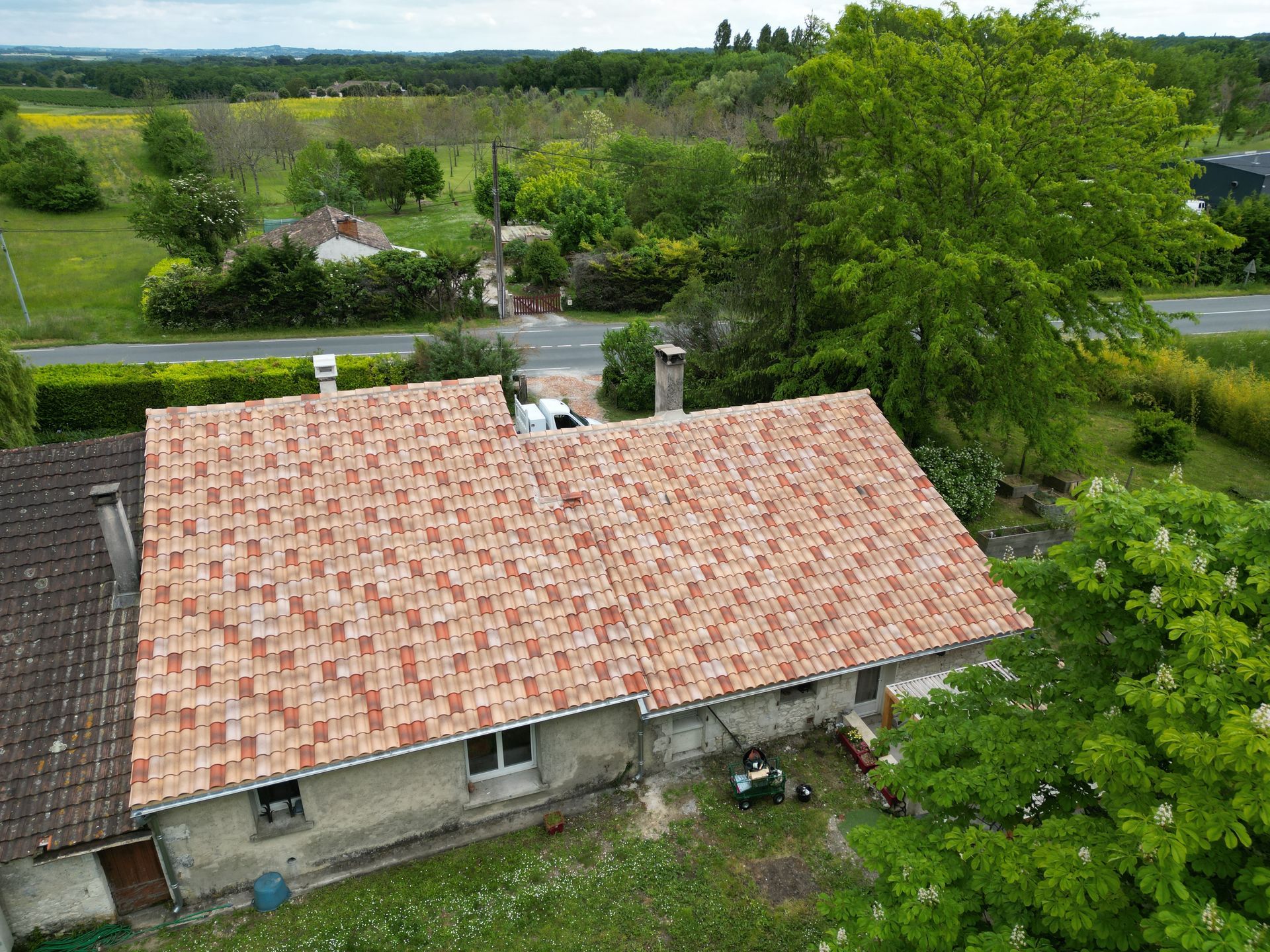Des ouvriers qui travaillent sur un toit