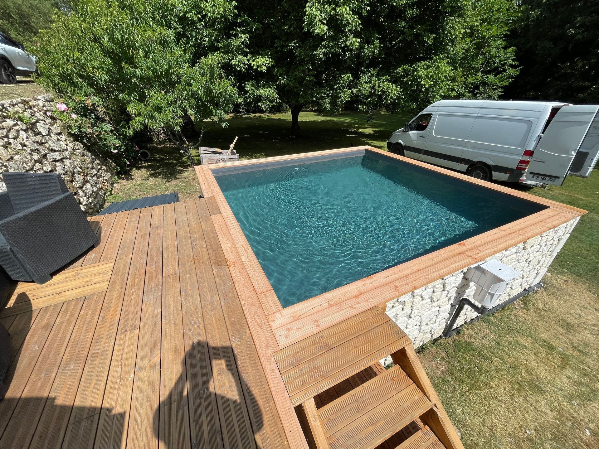 Une terrasse moderne en bois avec une piscine