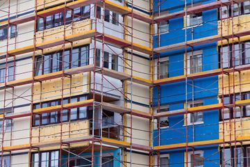 arbei an der fassade eines hochhauses