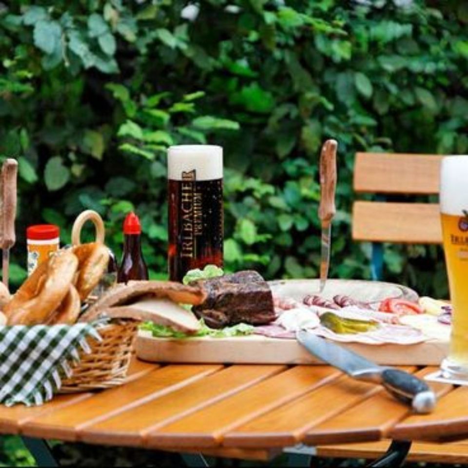 Tisch mit Spezialitäten im Biergarten vom Gasthof Pension Oswald