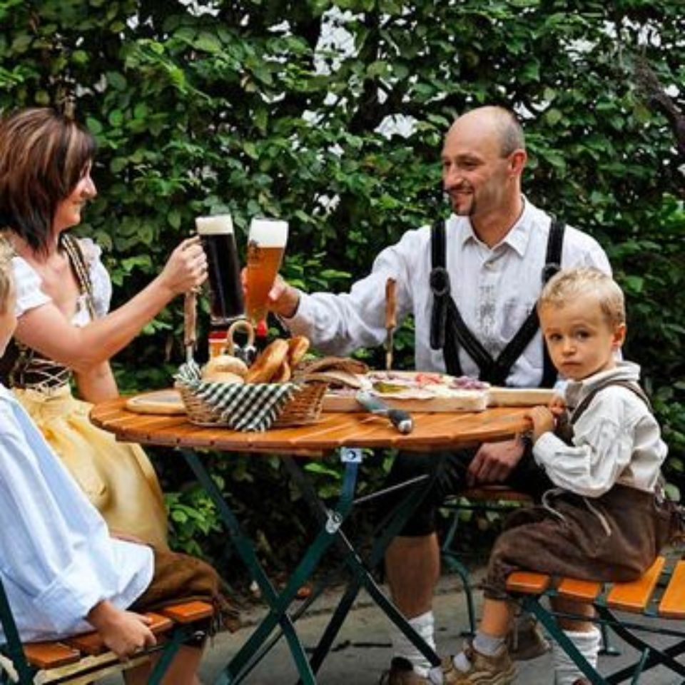 Familie im Biergarten vom Gasthof Pension Oswald