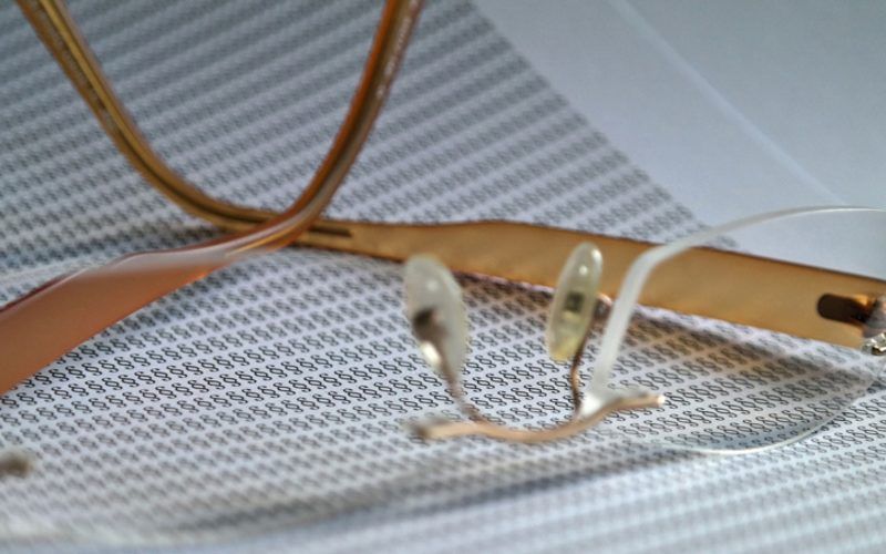 Eine Brille liegt auf einem Stück Papier.
