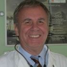 Un hombre con bata blanca sonríe