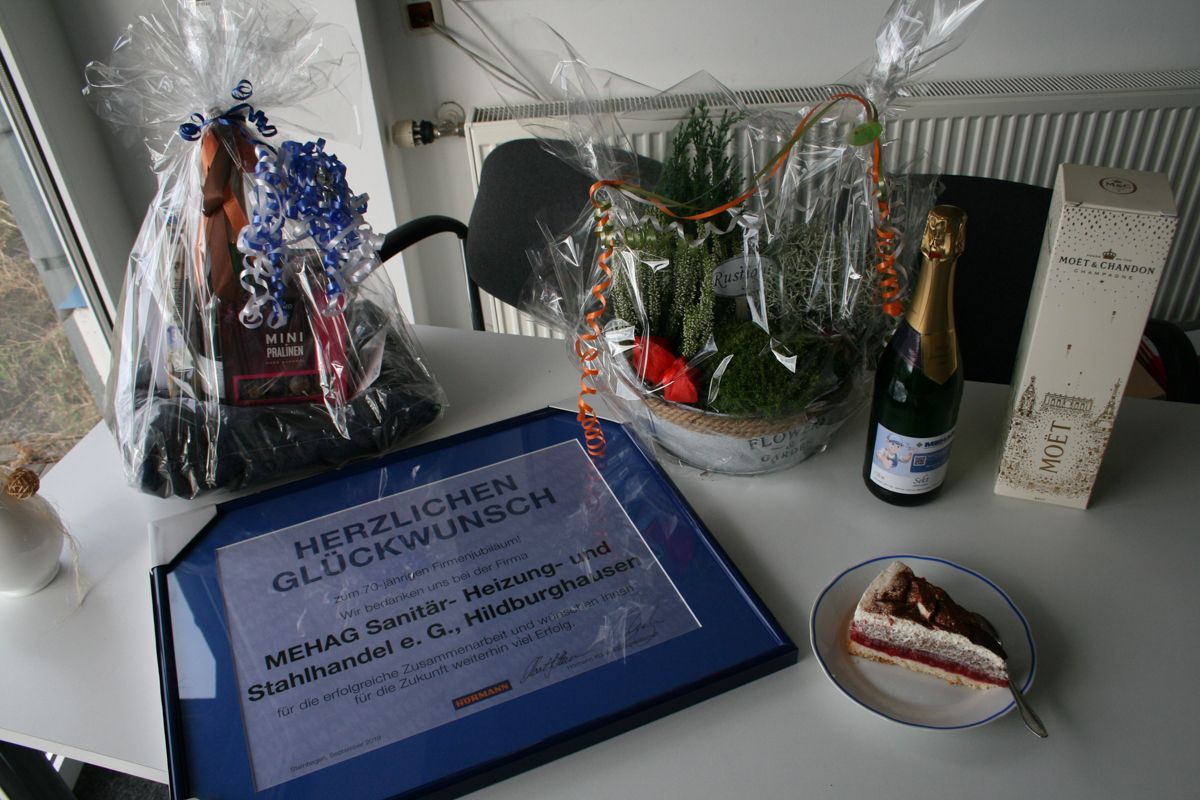 Ein Tisch mit einer Flasche Champagner und einem Teller Kuchen