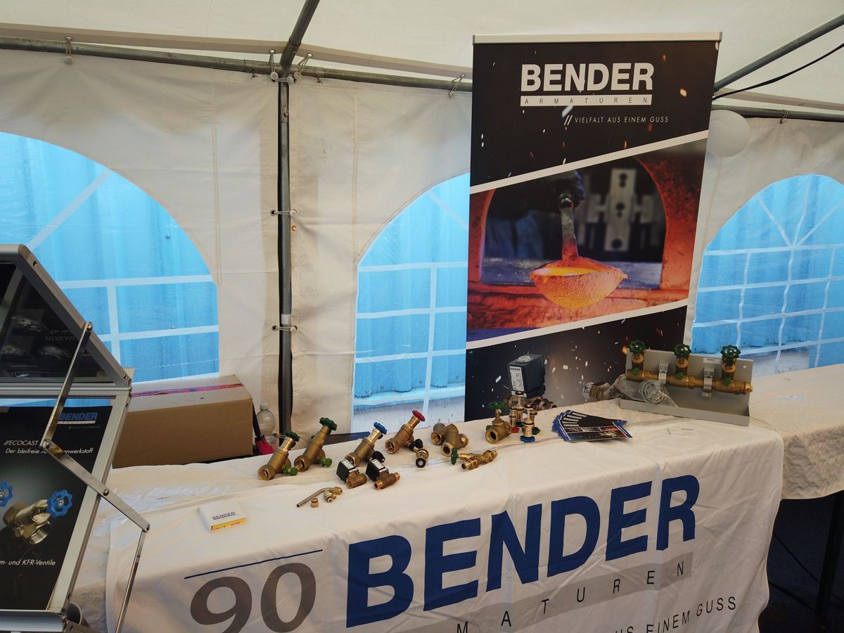 Ein Tisch mit einem Schild mit der Aufschrift „90 Bender“ darauf