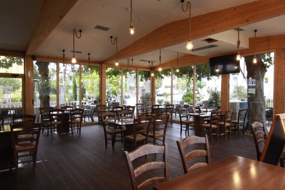 Restaurantbereich im Restaurant Olympia in Würzburg mit Holztischen