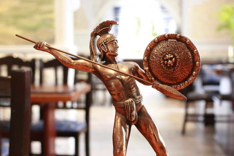 Bronzefigur eines griechischen Kämpfers